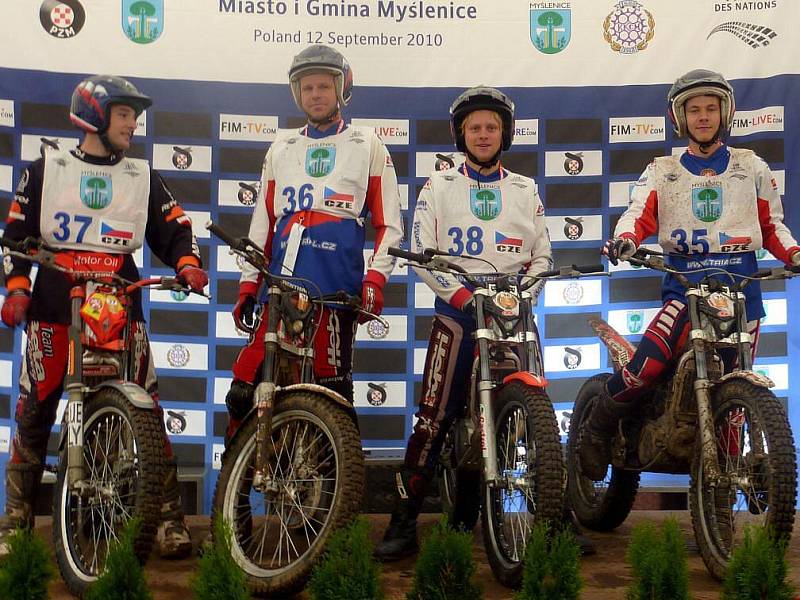Pevnou součástí české trialové reprezentace, která z MS týmů přivezla stříbro, je i náchodský Jiří Svoboda (druhý zprava). 