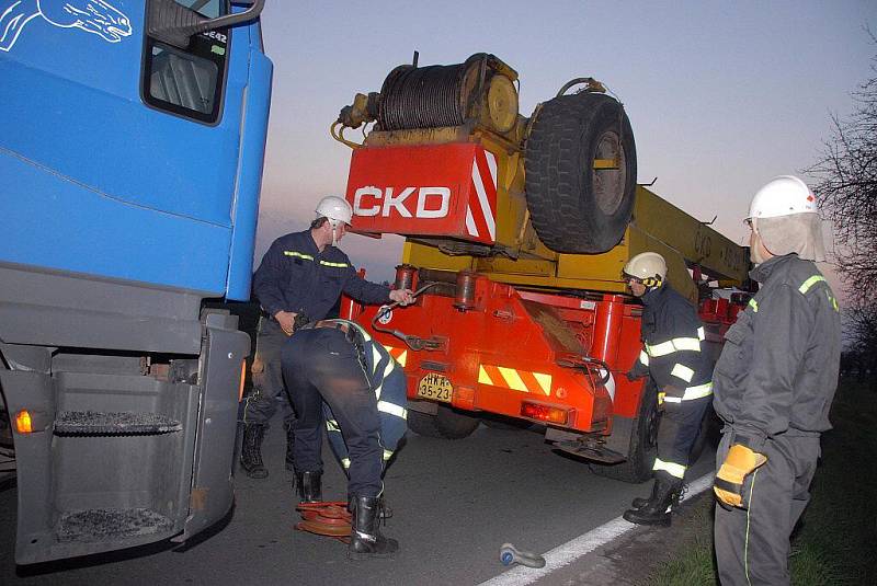 Hasiči vyprostili zapadlý kamion.