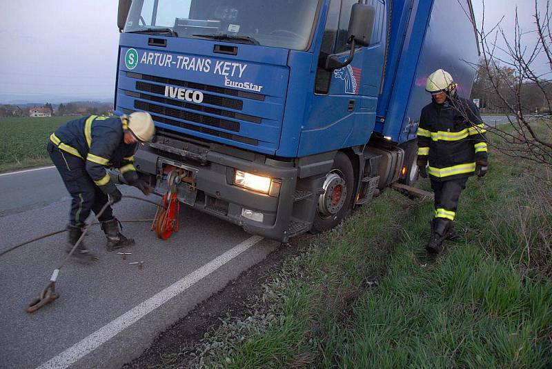 Hasiči vyprostili zapadlý kamion.