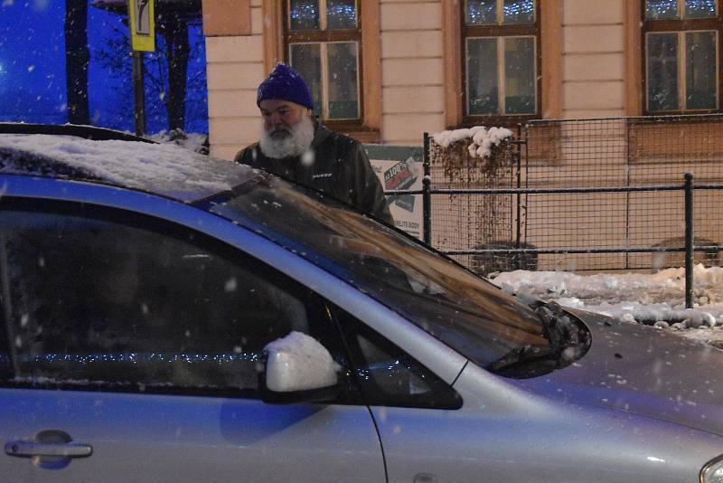 Místo zrušeného setkání plánovaného ke slavnostnímu rozsvícení vánočního stromu se na broumovském náměstí sešly desítky lidí volajících po návratu k normálnímu životu.