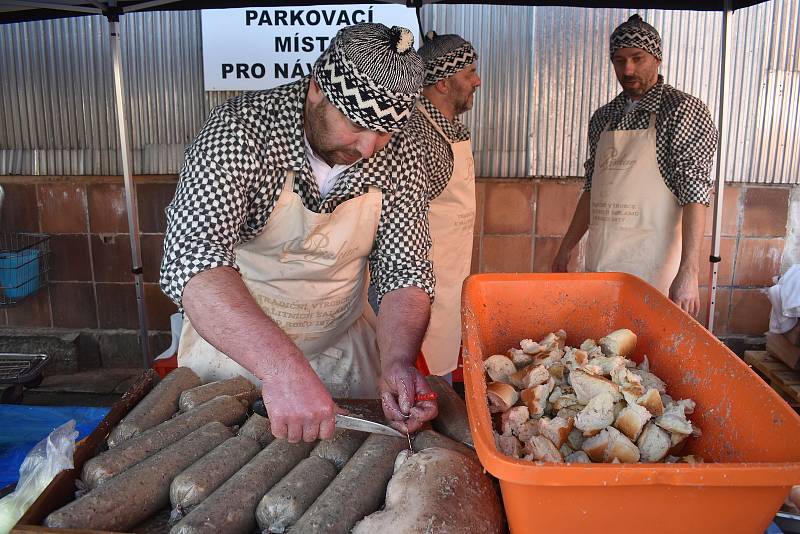 Stovky jitrnic a jelítek, prejt, kroupy, ovar, pečený vepřový bok či zabíjačková polévka končily v žaludcích příchozích, kterým k dobré chuti hrála kapela. Při vepřových hodech nemohla chybět ukázka bourání masa a ruční výroba jitrnic či tlačenky.