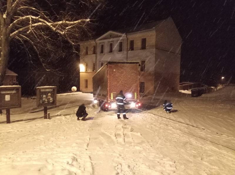 Za posledních 24 hodin královéhradečtí policisté vyjížděli ke 45 dopravním nehodám, což v přepočtu znamená téměř dvě nehody během jedné hodiny a jedná se o více než dvojnásobek běžných výjezdů. Foto: HZS KHK