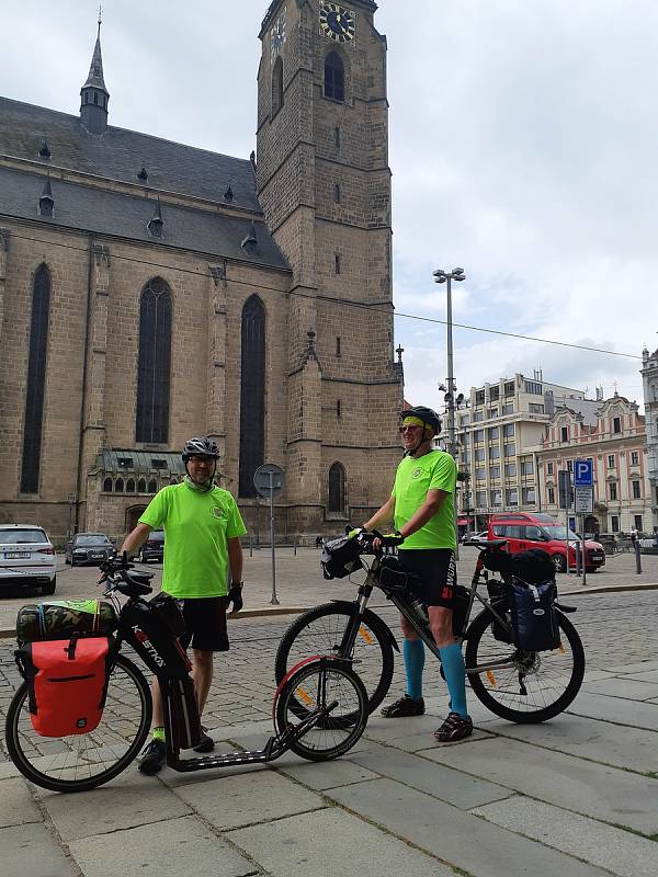 Na neobvyklou misi se před prázdninami vypravil starosta Dolan Jiří Plšek. Vášnivý koloběžkař během necelého týdne na své koloběžce navštívil deset českých a moravských obcí s názvem Dolany.