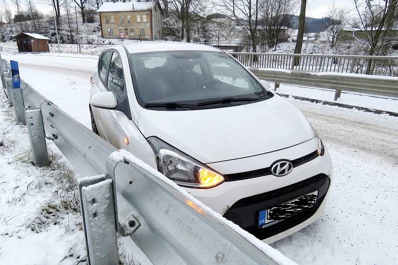 Na silnicích to klouzalo. Motoristé i chodci naštěstí vyvázli bez vážnějších následků.