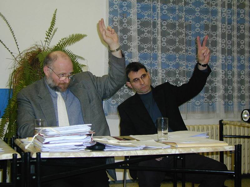 ZASTUPITEL Jan Vlček (vlevo) se domnívá, že vedení města zastupitelům nepředkládá materiály k projednání tak, jak by mělo. 
