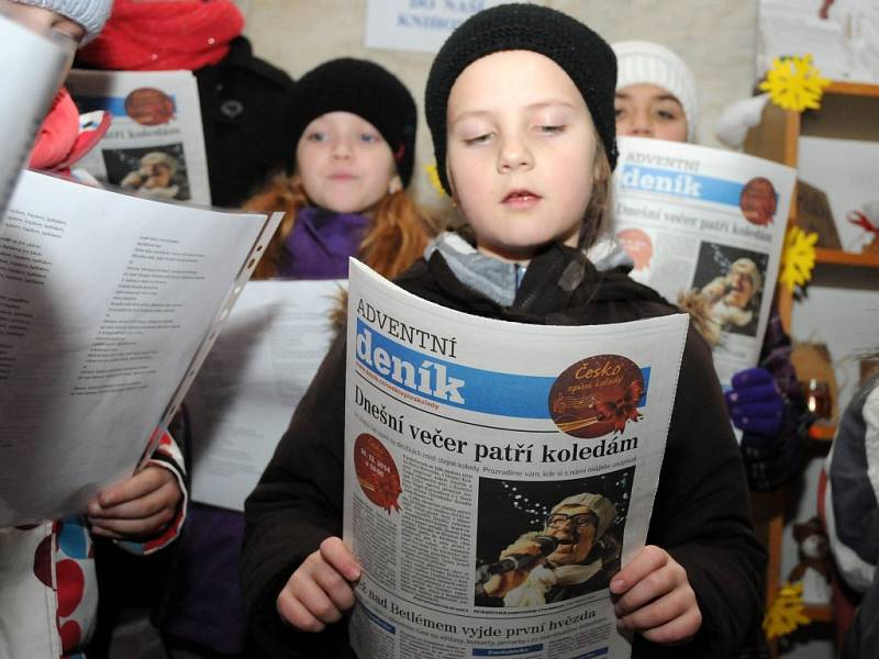 Česko zpívá koledy 2014 - foyer Městské knihovny v Náchodě.