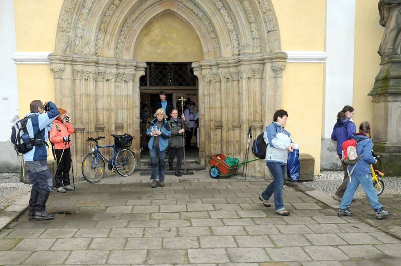 V sobotu se v chrámu Nanebevzetí Panny Marie v Polici nad Metují sešlo přes osmdesát poutníků z celého okolí s odhodláním vyšlápnout si po památné vambeřické poutní cestě.