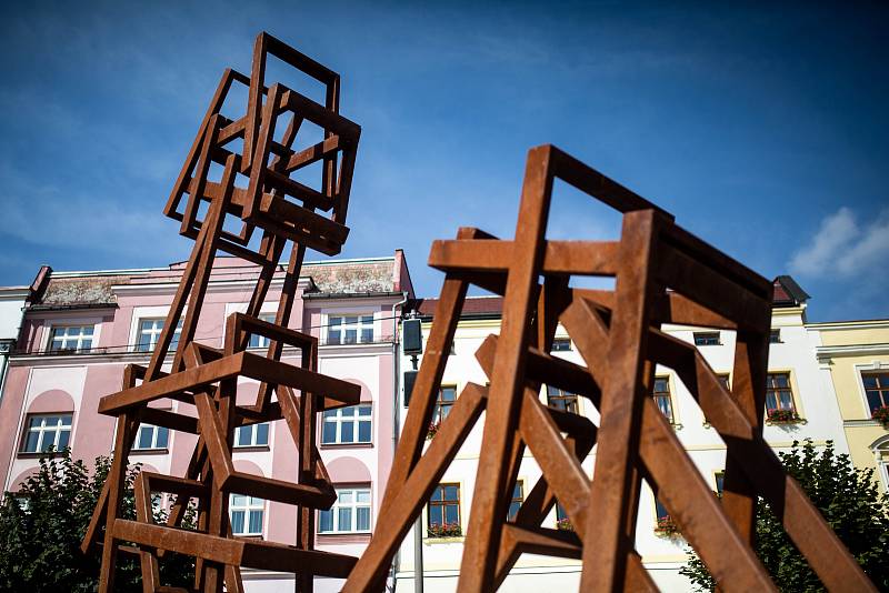 Sculpture line - mezinárodní sochařdký festival na náměstí v Broumově. Levitující postava sochaře Jakuba Flejšara a dílo Archimedon Lukáše Raise.