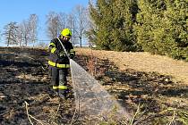 Požáry pokračovaly i o téměř jarním víkendu. Ke vznícené suché trávy na rozměrech 20 x 20 metrů došlo i v Teplicích nad Metují (Horní Teplice), kam vyrazili požár zlikvidovat místní a broumovští hasiči.