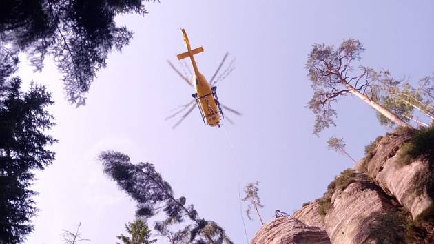 Vrtulník letěl do skalního města pro zraněnou cizinku