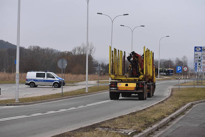 Na hraničním přechodu ve Starostíně byly dokonce tři uniformované složky - policie, hraniční stráž i celníci. Řidič nákladního vozu jedoucí zřejmě pro klády v pohodě projel bez kontroly.