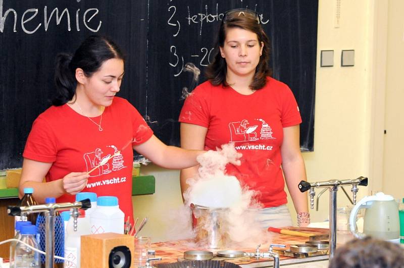 UKÁZKOVÁ HODINA chemie studenty jaroměřského gymnázia opravdu bavila. 