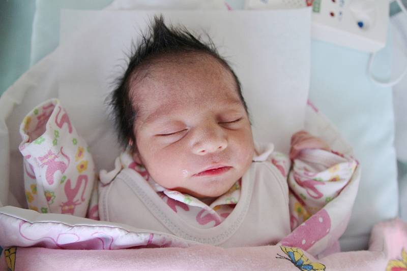 NELA MAČOVÁ z Jaroměře je prvním děťátkem Nely Mačové a Marka Bajzy z Jaroměře. Holčička se narodila 28. února 2017 v 06,49 hodin, vážila 2385 gramů a měřila 45 centimetrů.