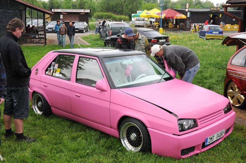 Tuning sraz u přehradní nádrže Rozkoš předvedl návštěvníkům nablýskaná vozidla různých značek i provedení. 