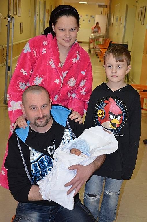 ADAM GÓRSKI z České Skalice přispěchal na svět 1. února 2015 v 6.07 hodin s váhou 2020 g a délkou 41 cm. Narodil se rodičům Monice a Petrovi a těší se na něho sourozenci Péťa (téměř 8 let) a Vaneska (5 let). 