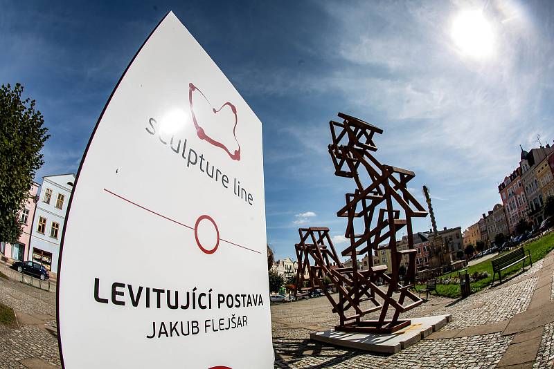 Sculpture line - mezinárodní sochařdký festival na náměstí v Broumově. Levitující postava sochaře Jakuba Flejšara a dílo Archimedon Lukáše Raise.