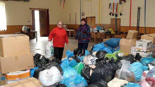 Od ranních hodin začali místní obyvatelé nosit do sálu Sokolovny věci, které již sami neupotřebí.