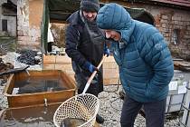 Jelikož jenom prodávat ryby se zdálo manželům Přibylovým málo, tak jako bonus si zákazníci mohli společně s rybou odnést nějaký dárek z vánočního mini trhu.