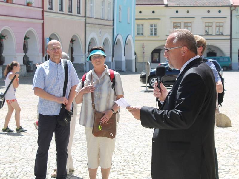 V Novém Městě nad Metují má nově pamětní desku Jan Karel Rojek, někdejší zdejší děkan a národní buditel. Své místo našla na zdi Spolkového domu na Husově náměstí, směrem k děkanskému kostelu, kde Rojek působil. 