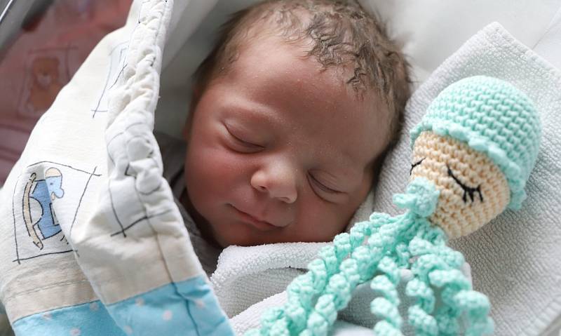 VOJTA BAUER z Náchoda se narodil 6. prosince 2017 v čase 5,43 hodin. Chlapeček vážil 3490 gramů a měřil 51 centimetrů. Radují se z něho šťastní rodiče Iva  a Jan Bauerovi i sestřička Katka  (10 let).