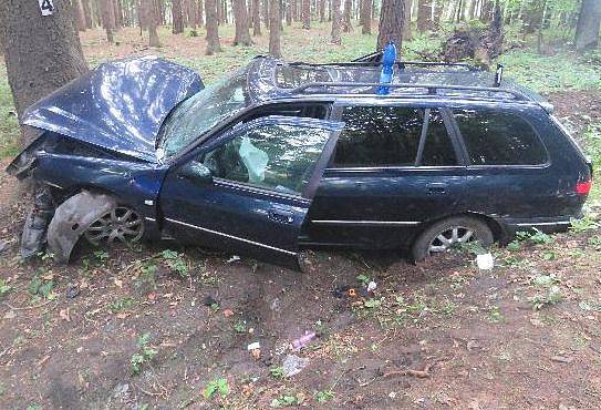 Na skutečnost, že pneumatiky na mokré silnici snadněji uklouznou a auto může dostat smyk, doplatilo hned několik motoristů.