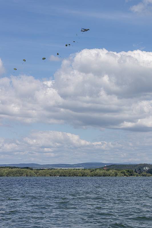 Výsadkáři 43. výsadkového pluku Armády ČR z Chrudimi nad "východočeským mořem" nacvičovali přistání ve vodě, čehož využili složky Integrovaného záchranného systému (IZS), kterým paragáni posloužili jako figuranti při záchranné akci.