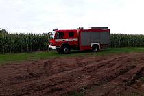 Profesionální a dobrovolná jednotka náchodských hasičů likvidovaly na Pavlišově požár lesní hrabanky na ploše asi 5 x 3 metru.