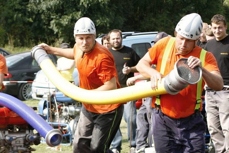 Členové dobrovolných hasičských sborů z celého regionu ukázali, jak mezi sebou zápasí. 