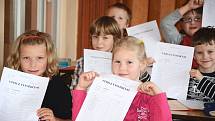 Své první vysvědčení dostali i žáci 1.A Základní školy Komenského v Náchodě.  