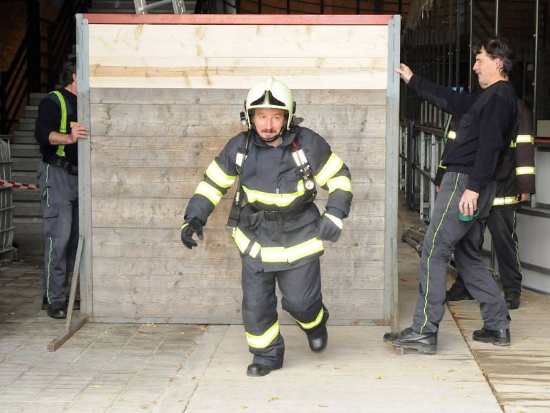 Devět odvážných hasičů se postavilo v hronovské Wikov aréně na start soutěže v disciplínách podle platných pravidel hasičských soutěží TFA. 
