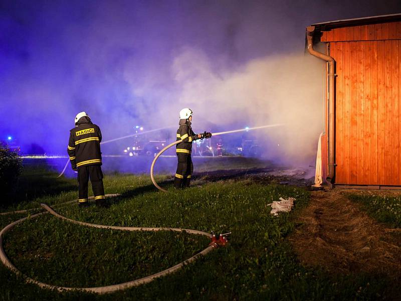 Požár chaty v autokempu u Rozkoše v České Skalici. 