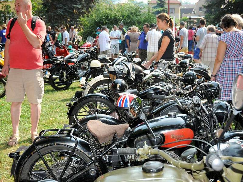 PESTRÁ UKÁZKA automobilů, motocyklů, traktorů i nákladních vozidel se představila návštěvníkům při nedělní výstavě veteránů v Bezděkových sadech v Polici nad Metují. 