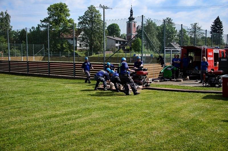 Na zeleném trávníků se odehrála tradiční hasičská soutěž v požárním sportu.