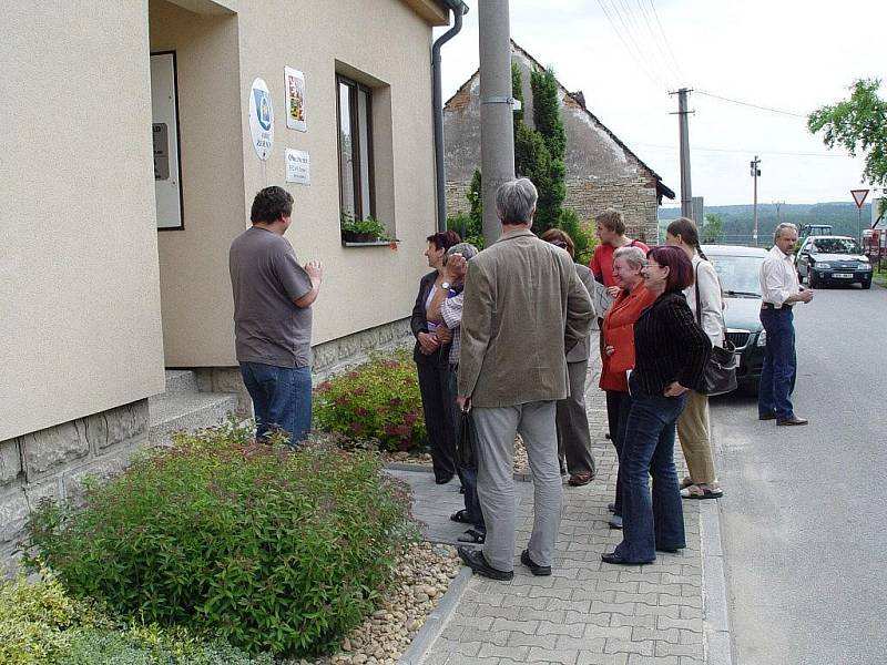 V úterý 9. června 2009 krátce před desátou hodinou dorazila k obecnímu úřadu očekávaná desetičlenná hodnotitelská komise, která měla posoudit obec Žernov v soutěži Vesnice roku 2009.