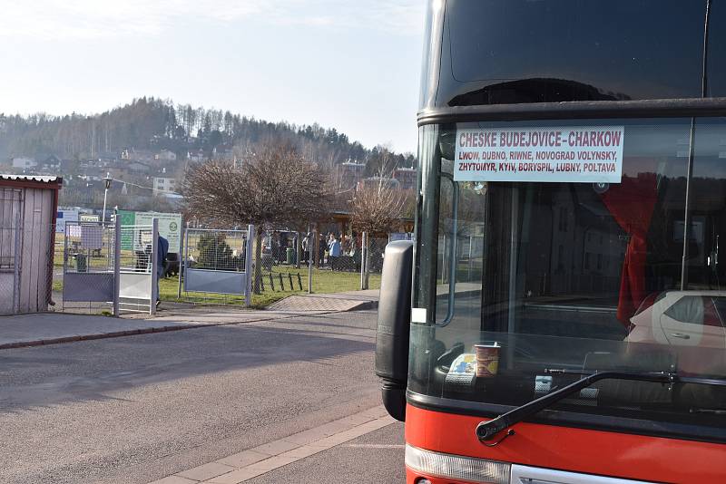 Město Náchod v úterý odpoledne pro 52 uvízlých Ukrajinců zajistilo na dopravním hřišti v Bělovsi jídlo, pití a sociální zázemí, aby se mohli dát do pořádku.