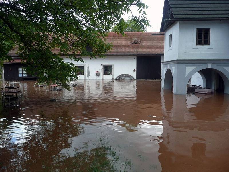 Úpa řádila. Hladina řeky překročila třetí stupeň povodňové aktivity. Evakuováno bylo Staré bělidlo a mlýn. 