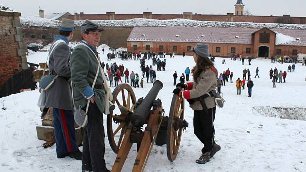 Salvy z kanónů zněly v posledním odpoledni starého roku nad pevností Josefov. Uskutečnily se zde Silvestrovské střelby.