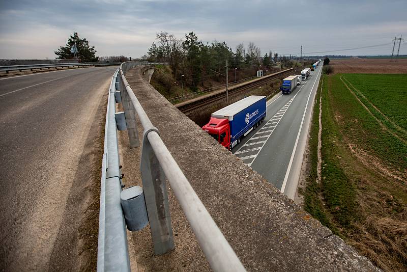 Kilometry dlouhé kolony kamionů mezi Hradcem Králové a Jaroměří.