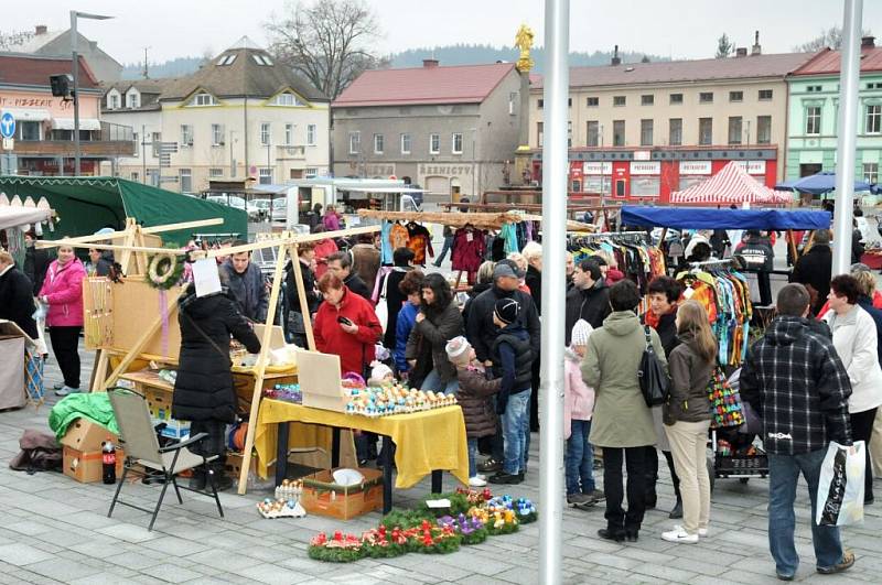 V neděli, tradičně týden před adventem, ožil Čapkův sál a část hronovského náměstí vánočními trhy.