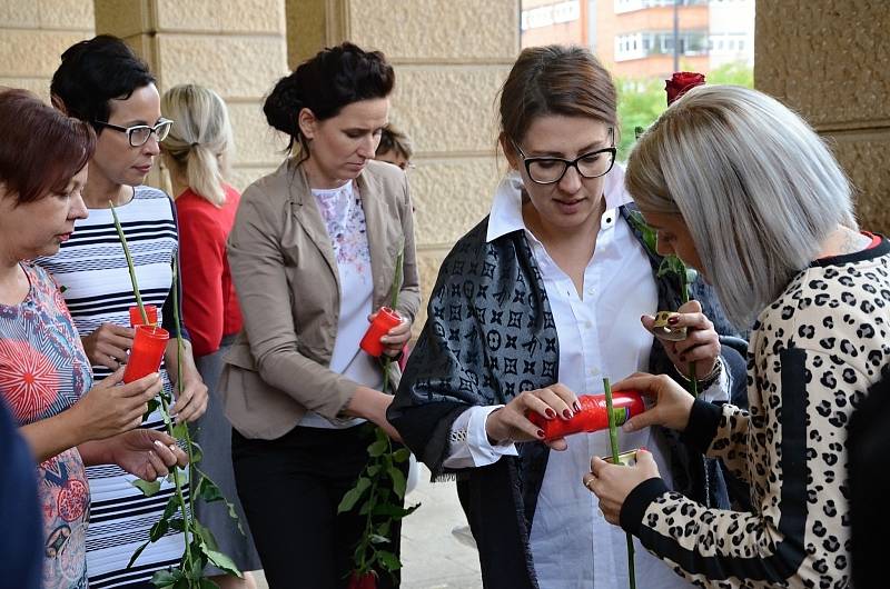 Finalistky soutěže Batist Nej sestřička 2019 vzdaly hold Mistru Karlu Gottovi.