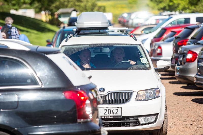 Skalní město Adršpach je o víkendech a prázdninách po velkým náporem tisíce turistů. Mnohdy zde kolabuje doprava.