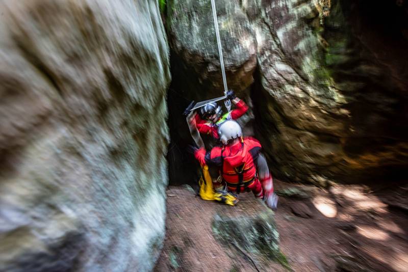 Dvoudenní výcvik, který se konal v oblasti Polických stěn na Broumovsku, měl za cíl procvičit záchranné práce ve skalním terénu, ať už s pomocí vrtulníku letecké záchranné služby, nebo bez něj.