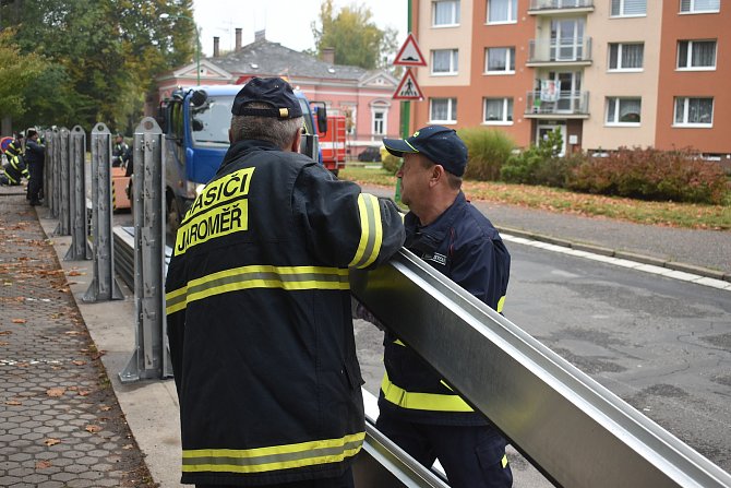 Zástupci dobrovolných hasičů a HZS trénovali stavbu mobilních hrazení protipovodňových opatření.