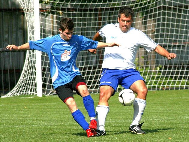 TĚSNOU výhru 2:1 slavil v neděli dopoledne domácí Červený Kostelec B (v modrém) v souboji s Velichovkami.