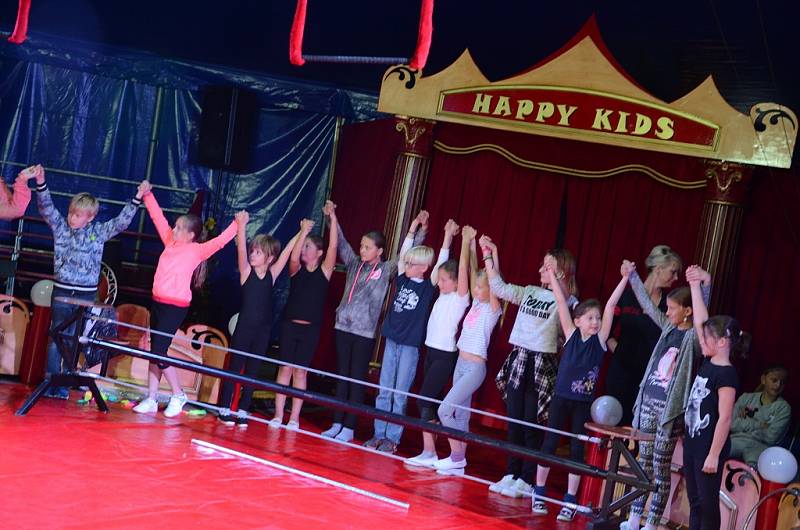 DĚTI V NÁCHODĚ se při ojedinělém projektu učí cirkusové kousky pod vedením zkušených trenérů - artistů.