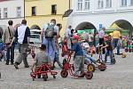 STOVKY DĚTÍ se v sobotu rojily na náměstí renesanční perly východních Čech, Nového Města nad Metují. Na oslavu Dne dětí a zároveň k příležitosti pětadvaceti let spolupráce s německým městem Hilden em se zde konal Kinderfest. 