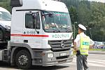Dopravní policisté z Náchoda byli v pátek celé odpoledne v terénu. U hraničního přechodu v Náchodě - Bělovsi kontrolovali řidiče autobusů a kamionů. 