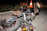 Řidič motocyklu jedoucí od Nového Města nad Metují na Dobrušku zřejmě nepřizpůsobil rychlost a vyjel mimo vozovku, kde narazil do stromu.
