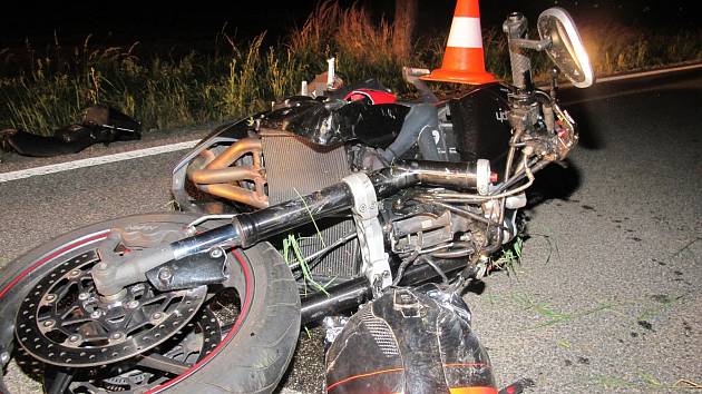 Řidič motocyklu jedoucí od Nového Města nad Metují na Dobrušku zřejmě nepřizpůsobil rychlost a vyjel mimo vozovku, kde narazil do stromu.