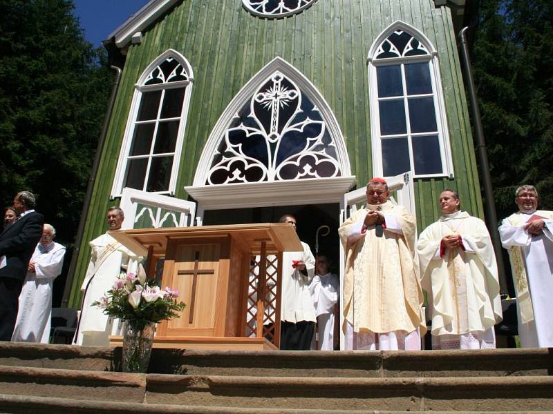 Kardinál a pražský arcibiskup Dominik Duka světil novou kapli v Ticháčkově lese.